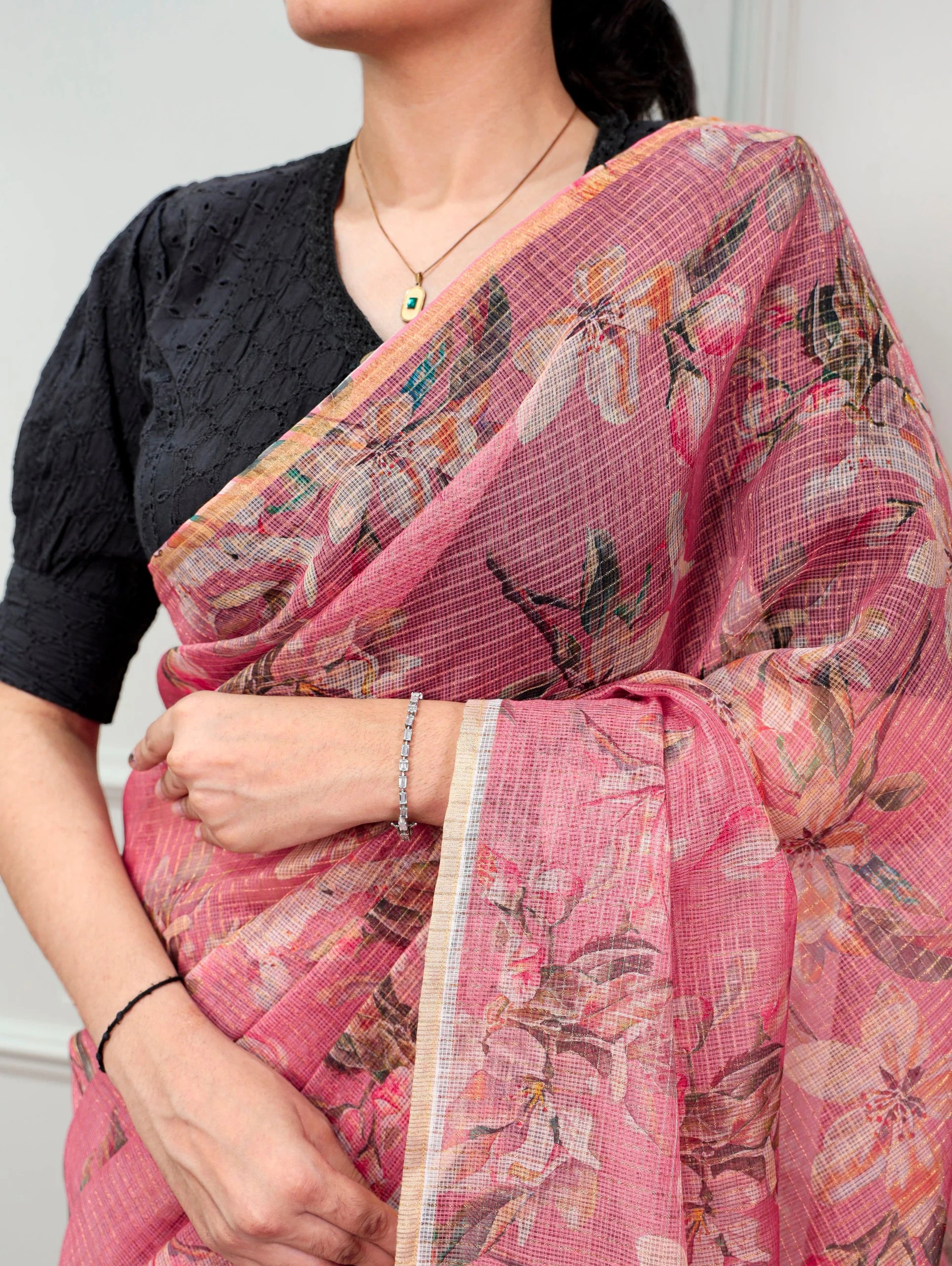 pink kota doria saree pallu drape close up