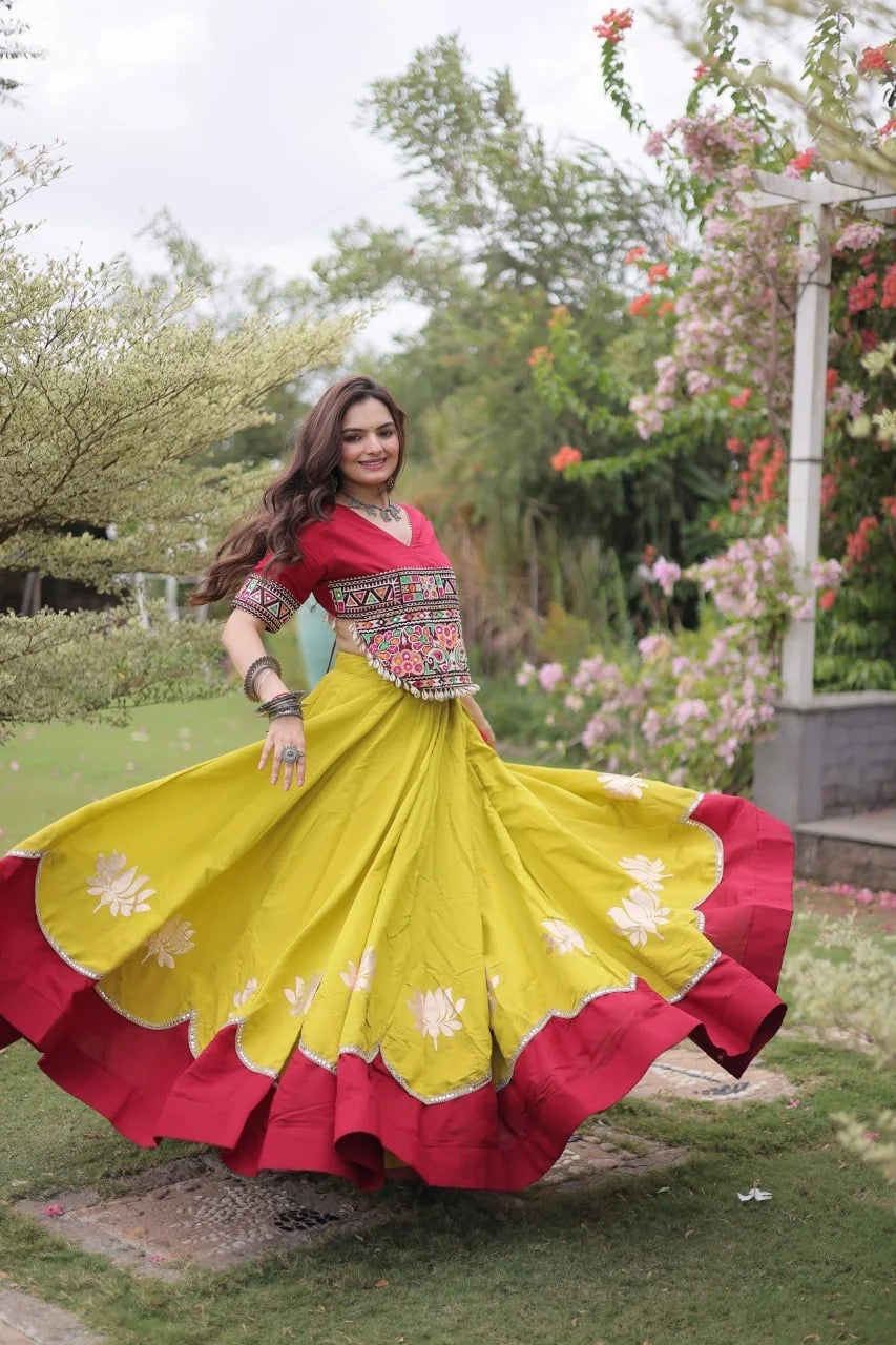 Navratri lehenga choli Kutchi Gamthi V-neck blouse top embroidery closeup