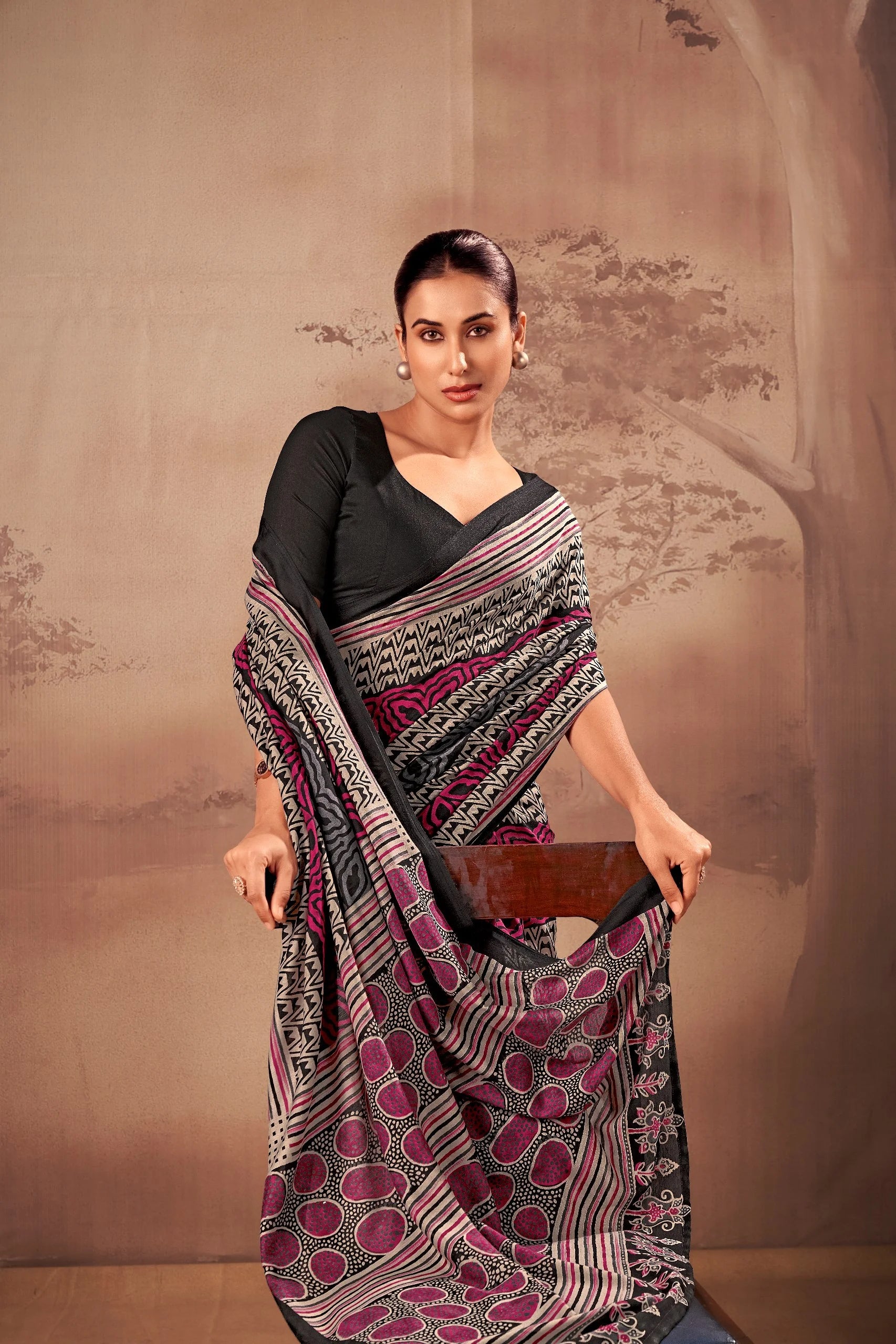 poly mal saree online black magenta print with clutch bag